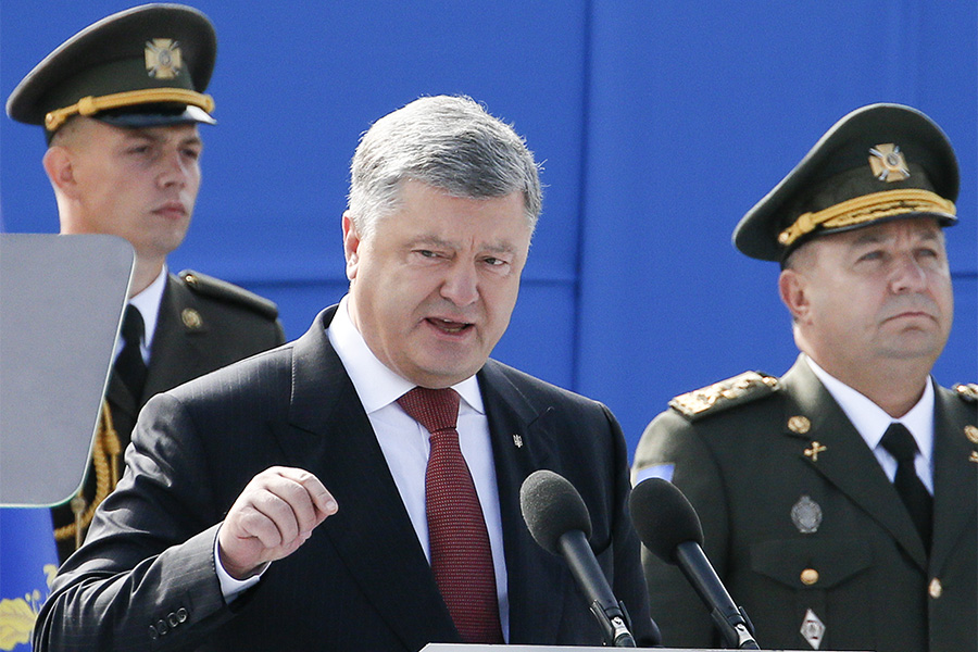Президент Украины Петр Порошенко, выступая на военном параде, заявил, что &laquo;самое худшее, самое сложное, самое мучительное уже позади&raquo;. &laquo;Мы возобновили рост ВВП и дальнейшие прогнозы положительные&raquo;, &mdash; отметил он.
