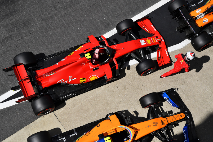 Гонщик Ferrari&nbsp;Шарль Леклер&nbsp;покидает машину во время квалификации Гран-при Великобритании Формулы 1 в Сильверстоуне