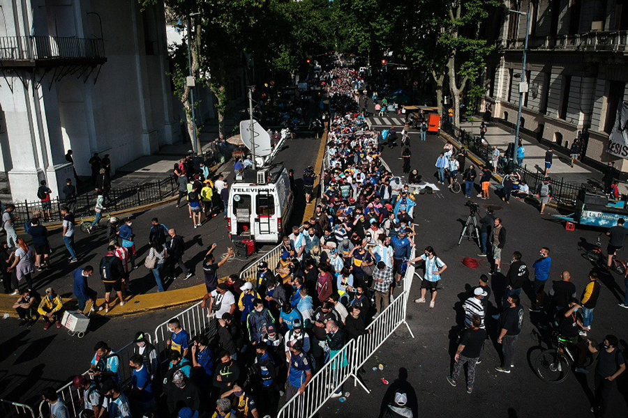 Футбольные фанаты у президентского дворца в Буэнос-Айресе, где проходит прощание.&nbsp;
