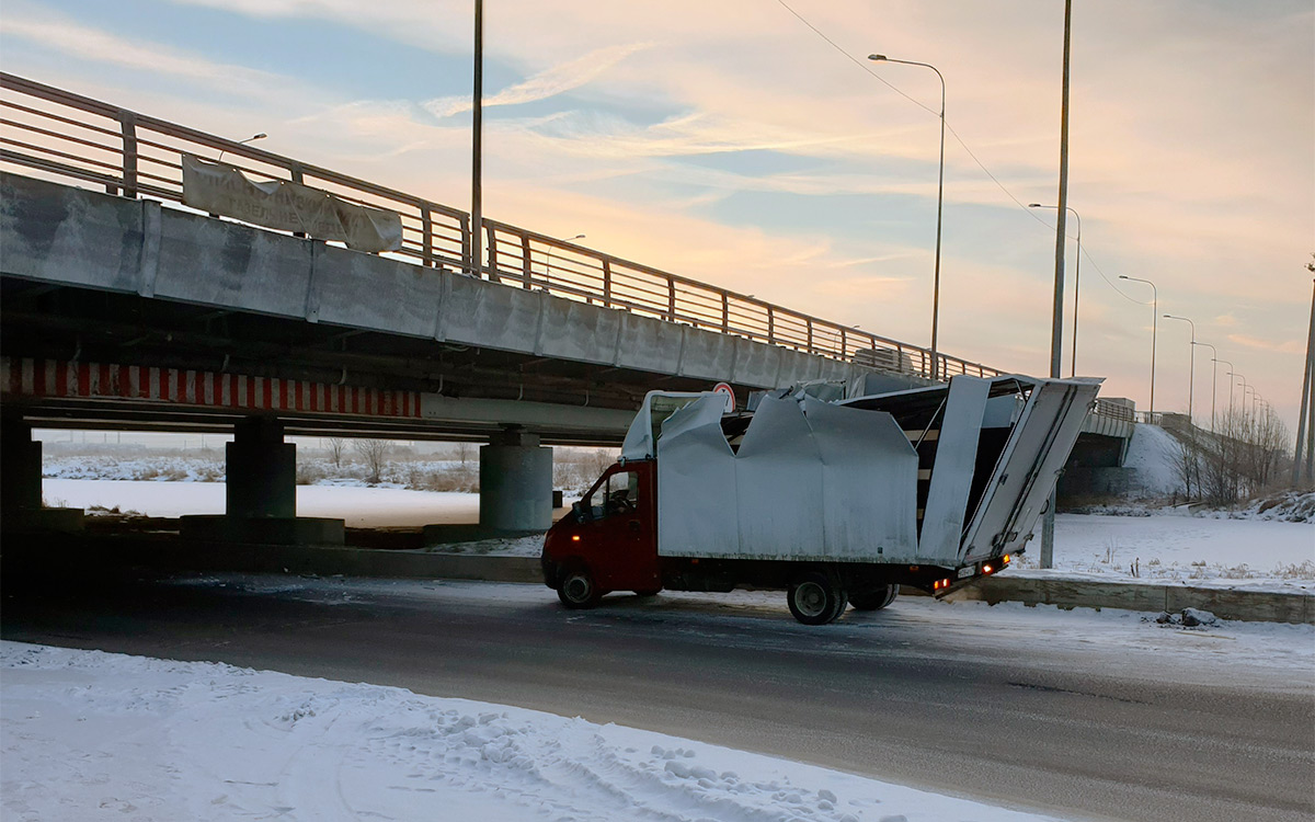 В Петербурге под «мостом глупости» не смог проехать 200-й грузовик