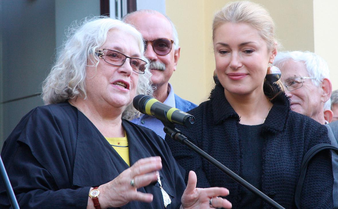 Лидия Федосеева-Шукшина и Мария Шукшина (слева направо) и режиссер Никита Михалков