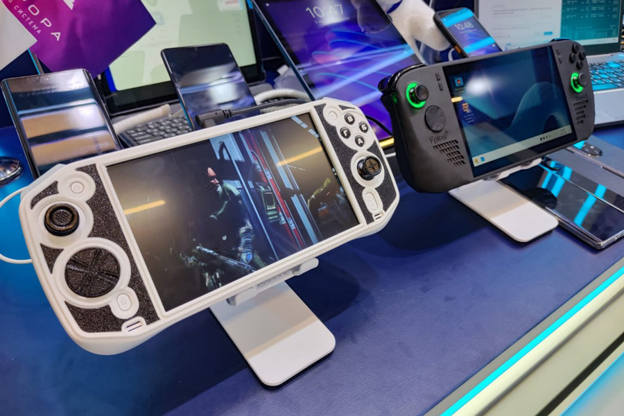 Производитель Fplus представил прототип портативной игровой консоли. Это так называемый комплект разработчика (developer kit)&nbsp;&mdash; специальное устройство, на котором запущена операционная система и есть возможность для установки игр различной степени сборки. Прототип представлен в трех вариантах c различными размерами экрана, расположением кнопок и операционными системами от разных российских разработчиков&nbsp;&mdash; Alt OS, &laquo;Аврора&raquo; и Uncom OS. &laquo;Дорожная карта&raquo; по доводке продукта рассчитана на пять лет и включает возможность частичного перехода на российскую электронно-компонентную базу. Дальнейшее развитие будет зависеть от кооперации с другими участниками рынка.