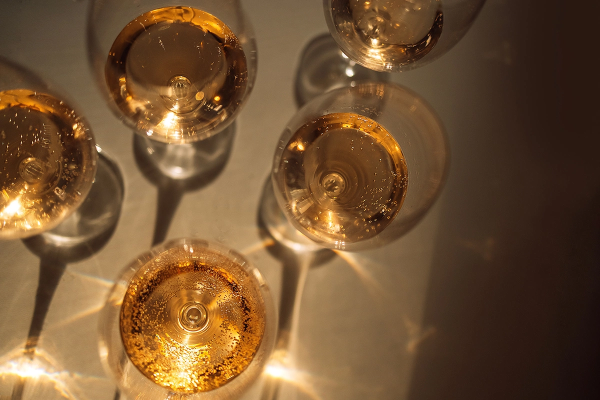 Шампанское, с его пузырьками и свежестью, идеально подчеркивает радостные моменты