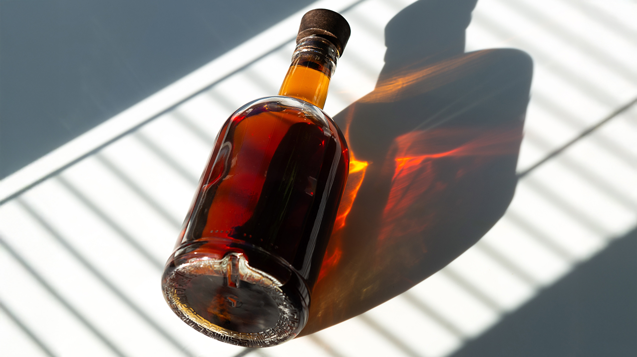 Итальянский художник расписал редкую бутылку виски Macallan 1926 года