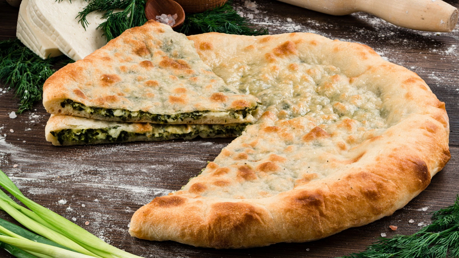 Осетинский пирог лучше всего есть теплым с чаем, кефиром или молоком