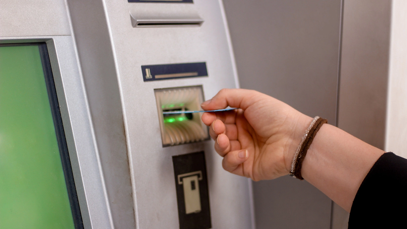 Россиян призвали заменить карты Visa и Mastercard. В чем опасность