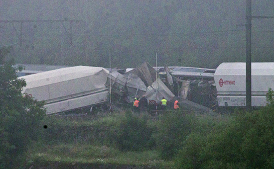 На месте столкновения пассажирского поезда с&nbsp;грузовым составом в&nbsp;Бельгии, 6 июня 2016 года


