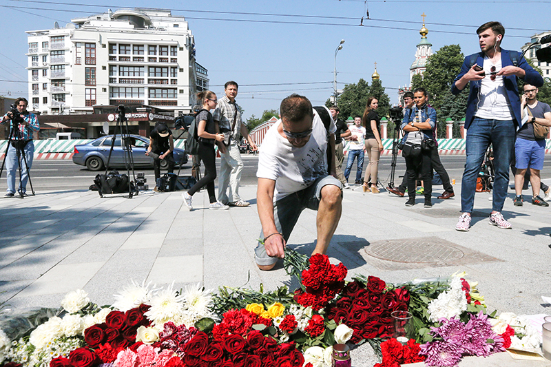 Москвичи возлагают цветы у посольства Франции в&nbsp;память о&nbsp;погибших в&nbsp;результате&nbsp;теракта в&nbsp;Ницце