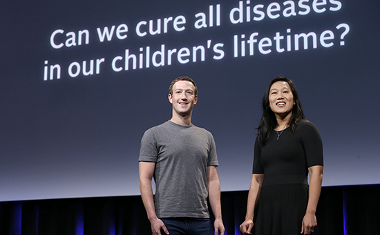 Основатель Facebook&nbsp;​Марк Цукерберг и его жена&nbsp;Присцилла Чан на мероприятии по случаю нового проекта. Сан-Франциско, 20 сентября 2016 года




