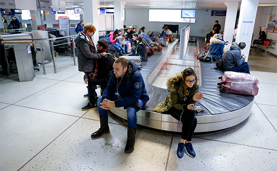 Пассажиры в аэропорту Храброво, работа которого временно приостановлена


