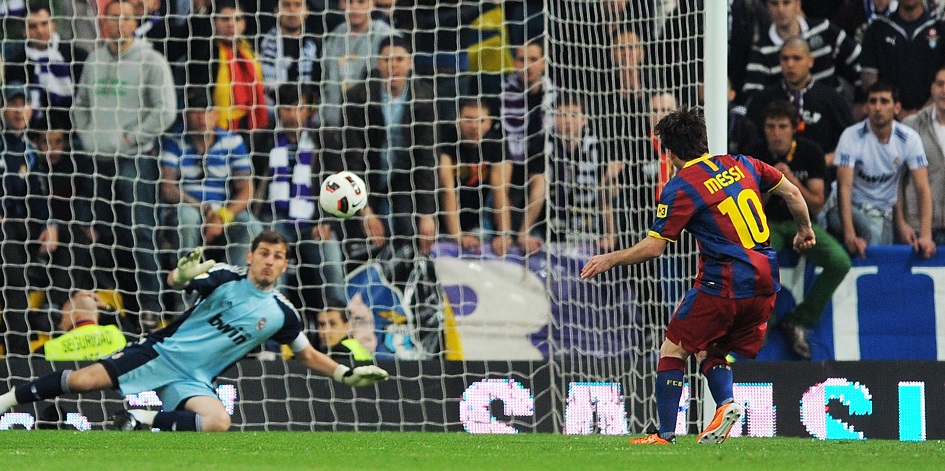 Лионель Месси забивает пенальти в ворота Икера Касильяса в матче чемпионата Испании сезона 2010/11