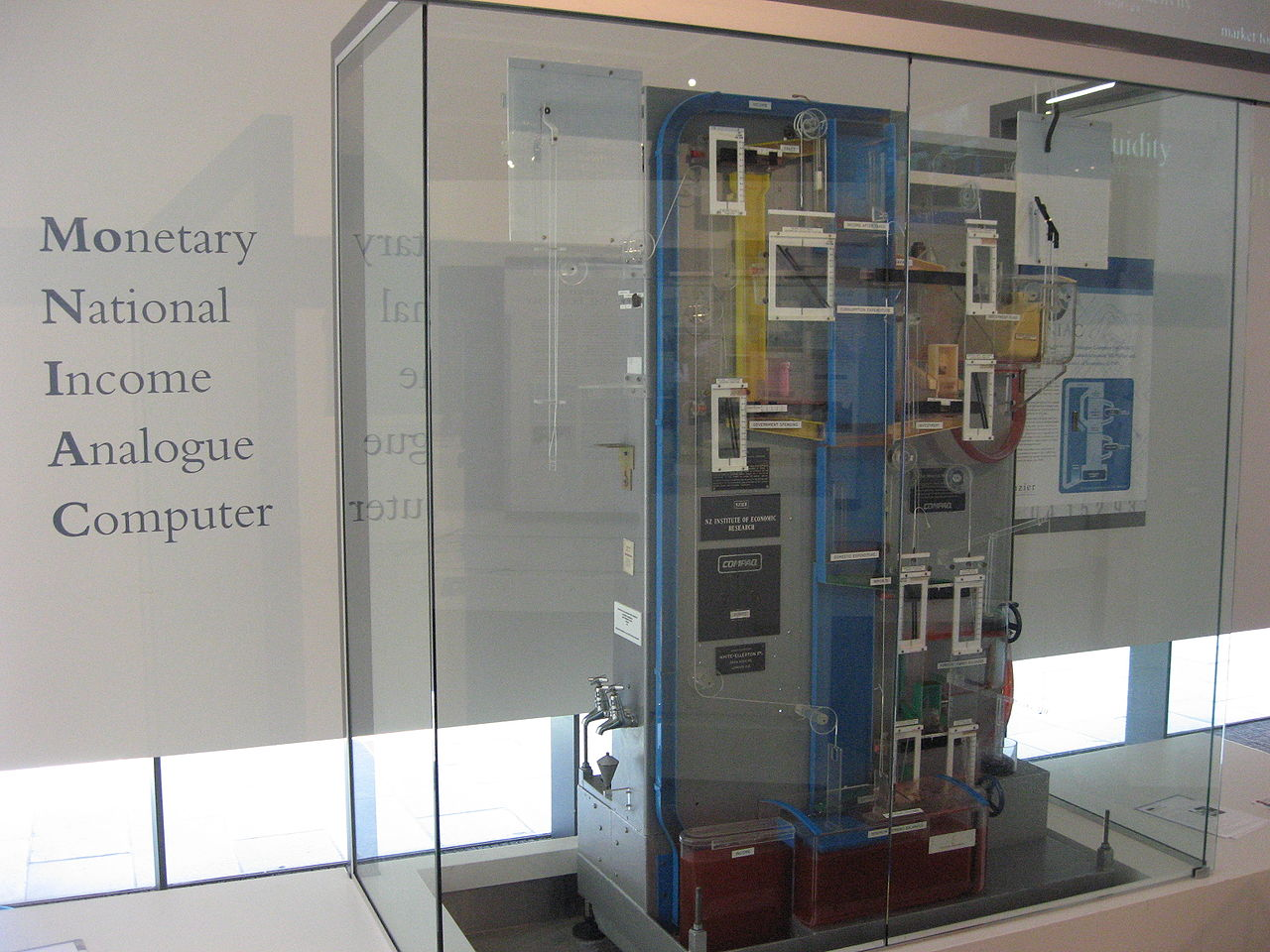 Аналоговый компьютер MONIAC использовал флюидику или &laquo;струйную логику&raquo; для моделирования процессов экономики.