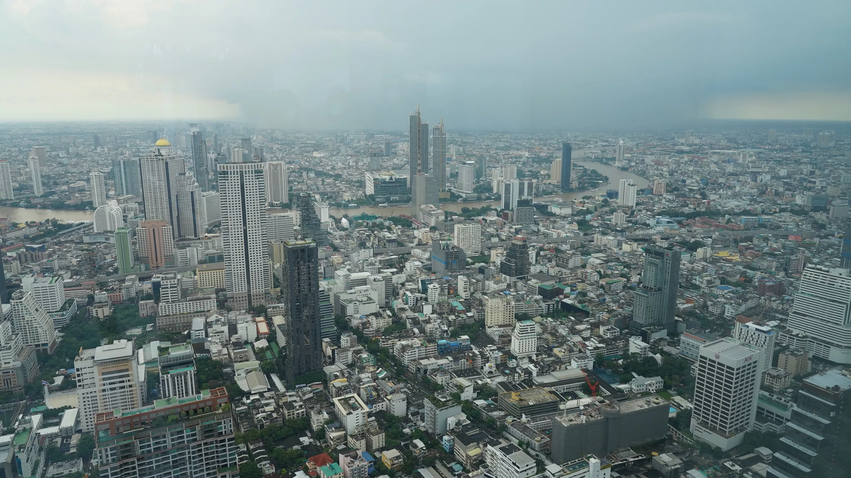Увидеть Бангкок с высоты птичьего полета можно на смотровой площадке Mahanakhon Skywalk, которая находится в небоскребе King Power Mahanakhon. С высоты 78-го этажа открывается потрясающий вид на город даже в пасмурную и дождливую погоду