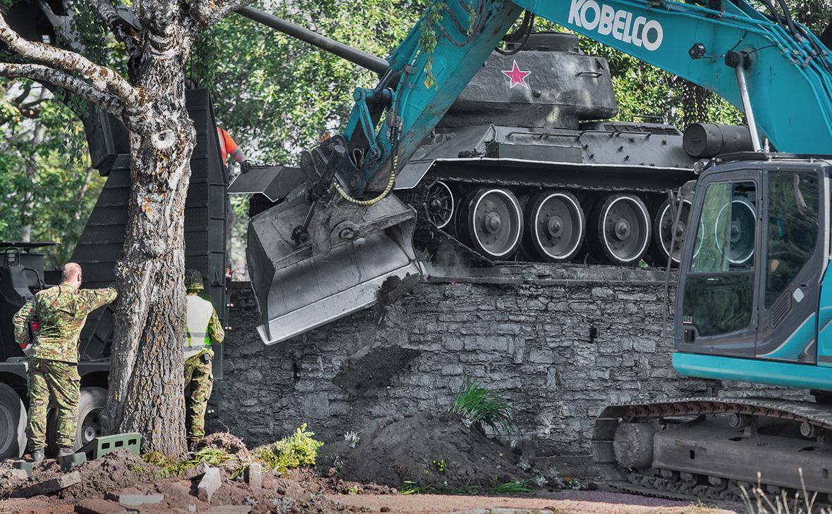 Власти Эстонии выделили более 900 тыс. на демонтаж советских памятников