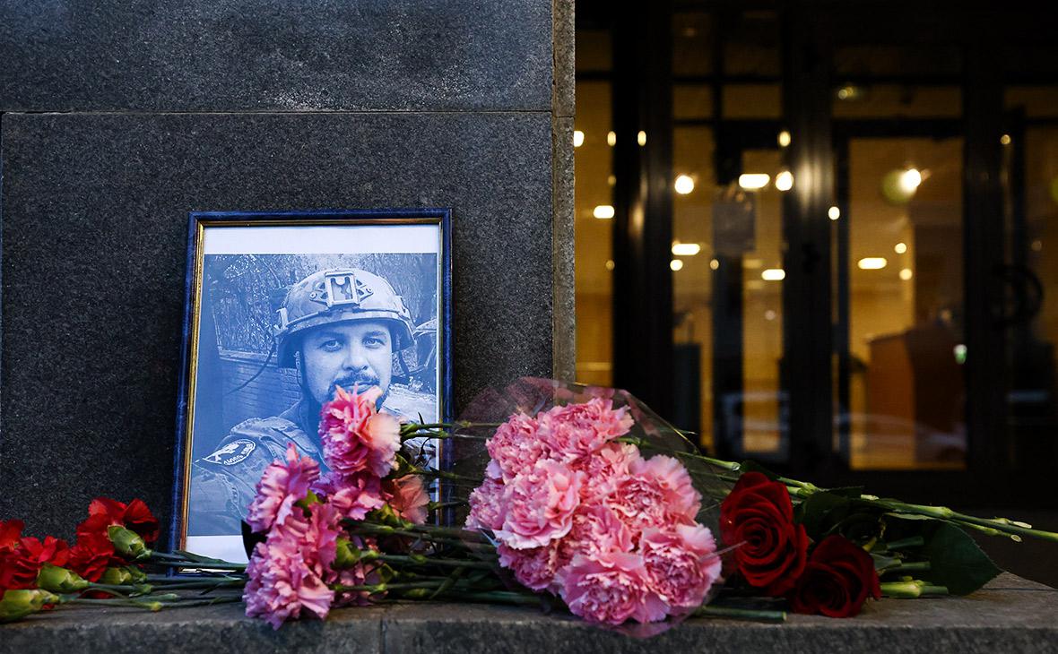 Цветы в память Владлене Татарском в Москве