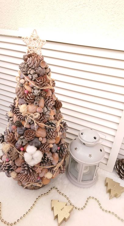 Елка из ольхи, шишек, желудей и ореховой скорлупы