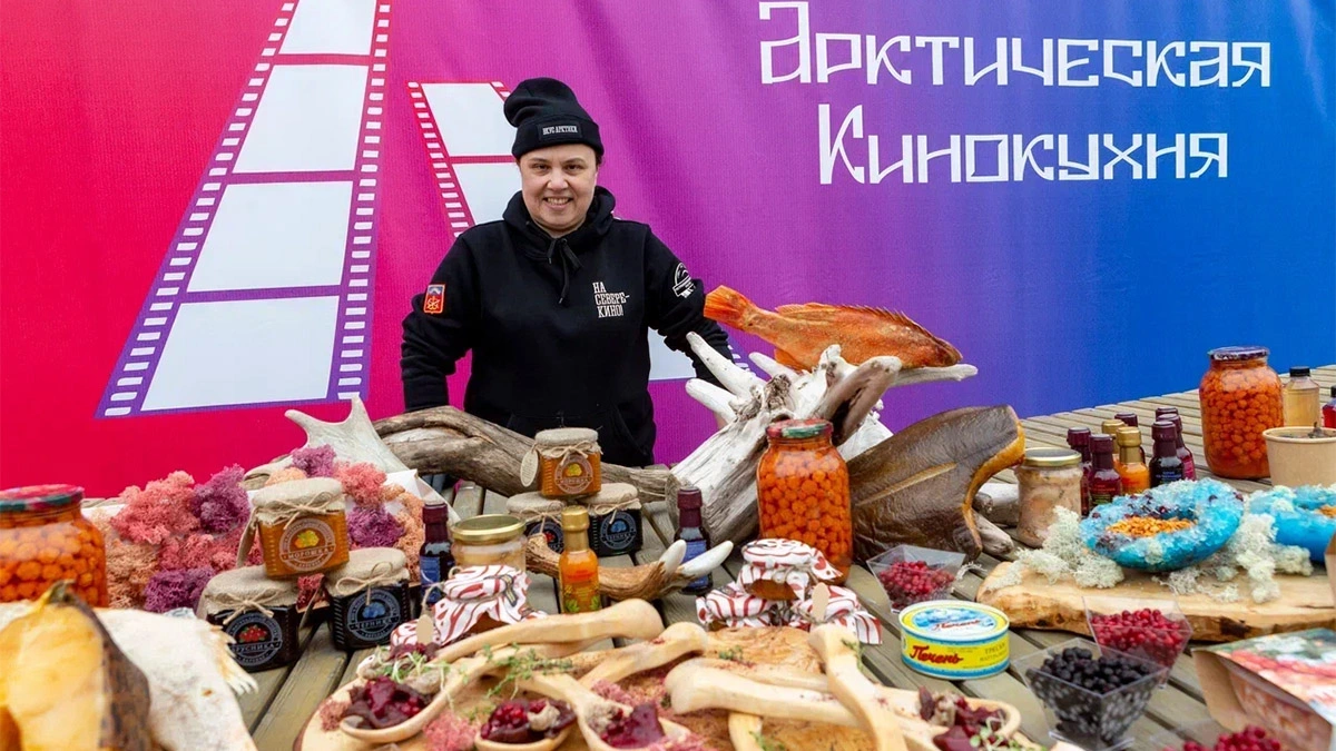 <p>Екатерина Шаповалова с арктическими продуктами</p>