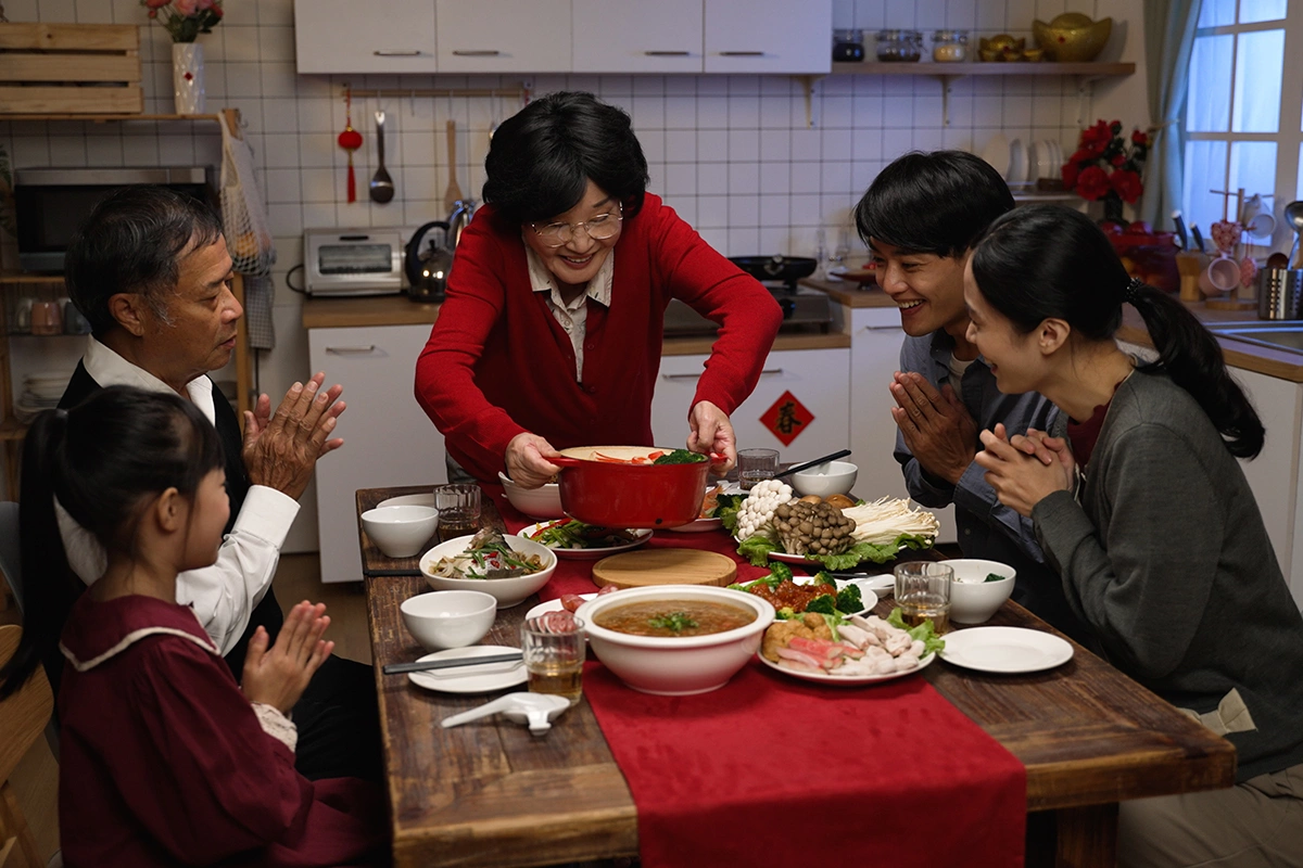 На столе в эти дни традиционно оказываются блюда, имеющие особенное значение в культурном коде китайцев