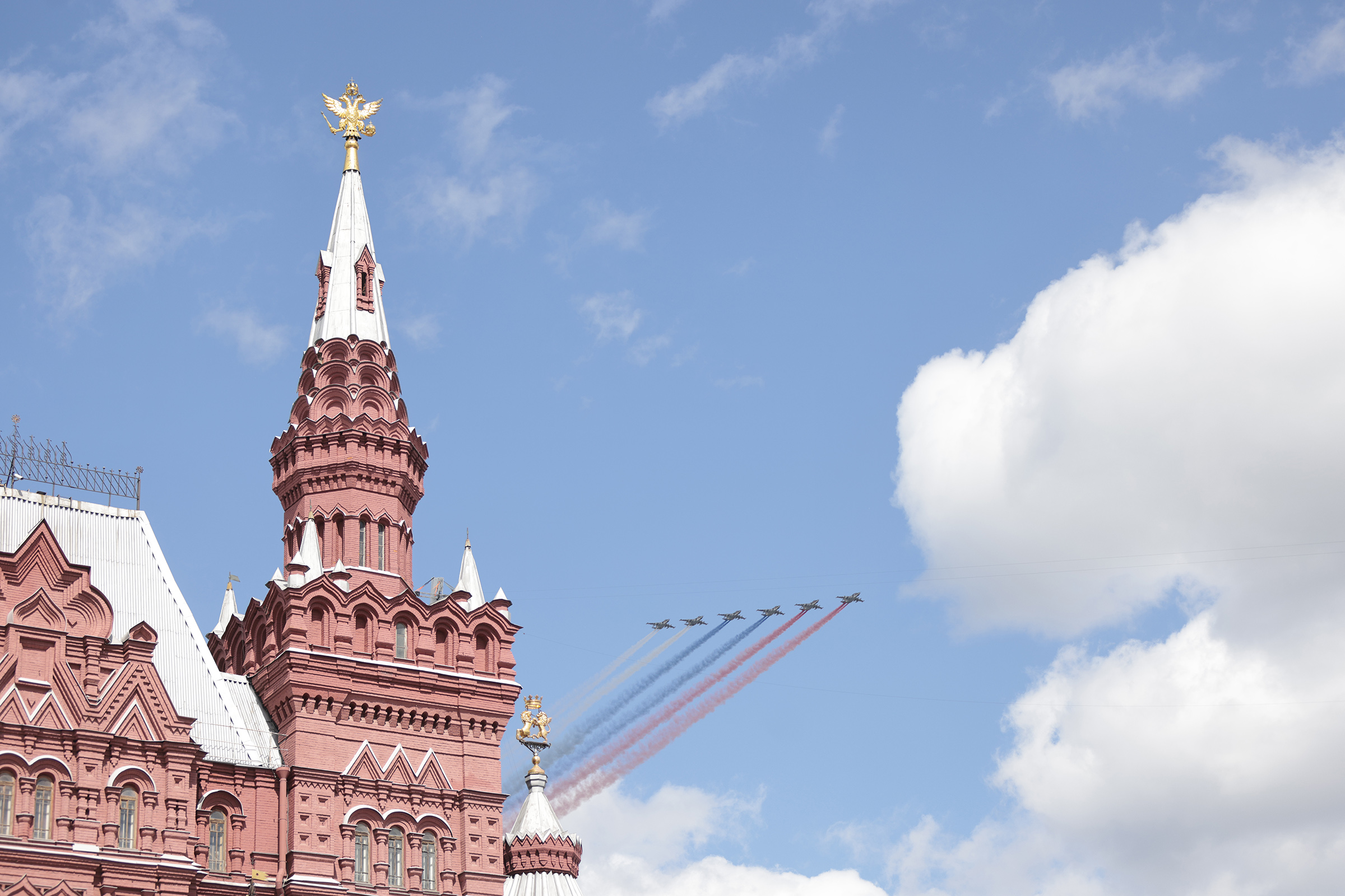 Центральным событием торжественных мероприятий стал парад на Красной площади в Москве. За ним наблюдали лидеры боле 25 государств и ветераны войны. В пеших колоннах прошли в том числе представители иностранных государств. «Бессмертный полк» в столице прошел в онлайн-формате