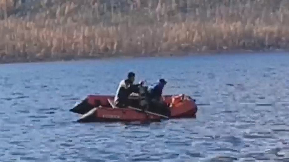 Водолазы достали тела трех погибших из озера в Забайкалье