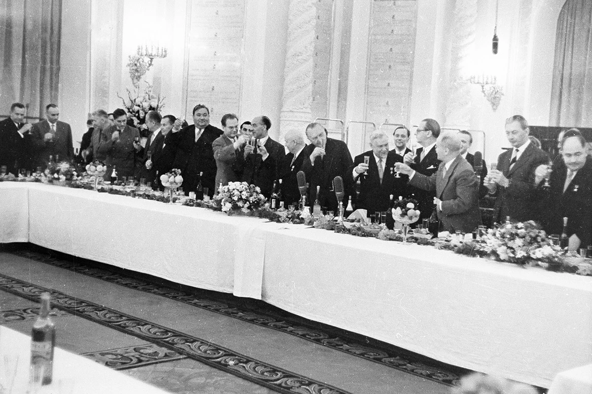 В США на аукцион выставили бутылку рислинга урожая 1953 года — Bernkasteler Doctor Riesling Spatlese. Такая же бутылка 70 лет назад сыграла роль на переговорах между Никитой Хрущевым и Конрадом Аденауэром — канцлером Западной Германии