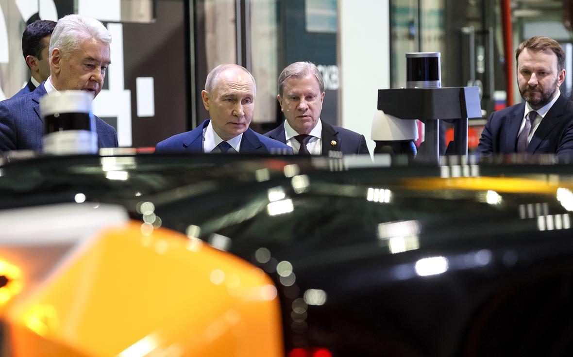 Путину показали беспилотный трамвай и поезд метро