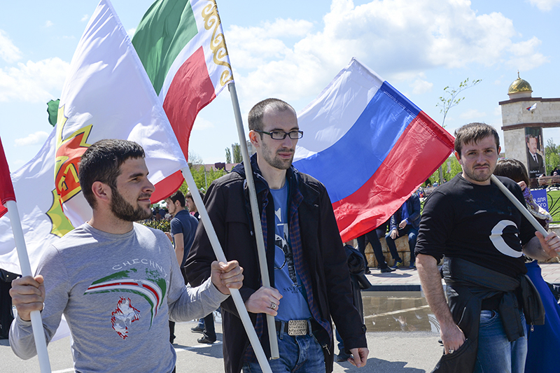 Участники первомайской манифестации в Грозном