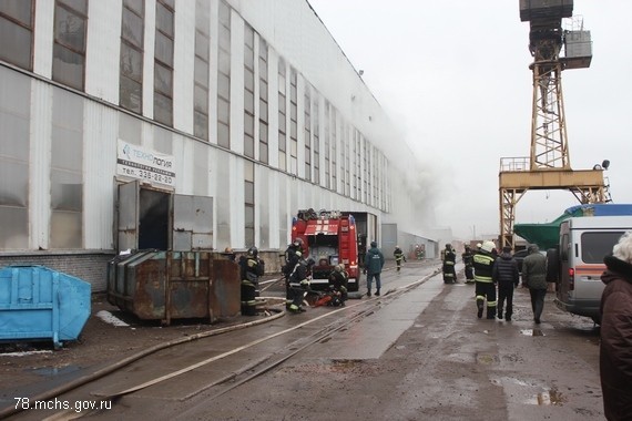 Пожарные не могут справиться с огнем, охватившим здание на Петроградке