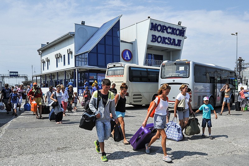 Пеших туристов ожидают автобусы. Порт «Кавказ».