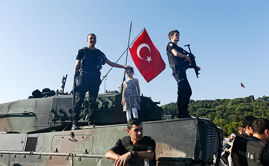 Полицейские на танке в Стамбуле


