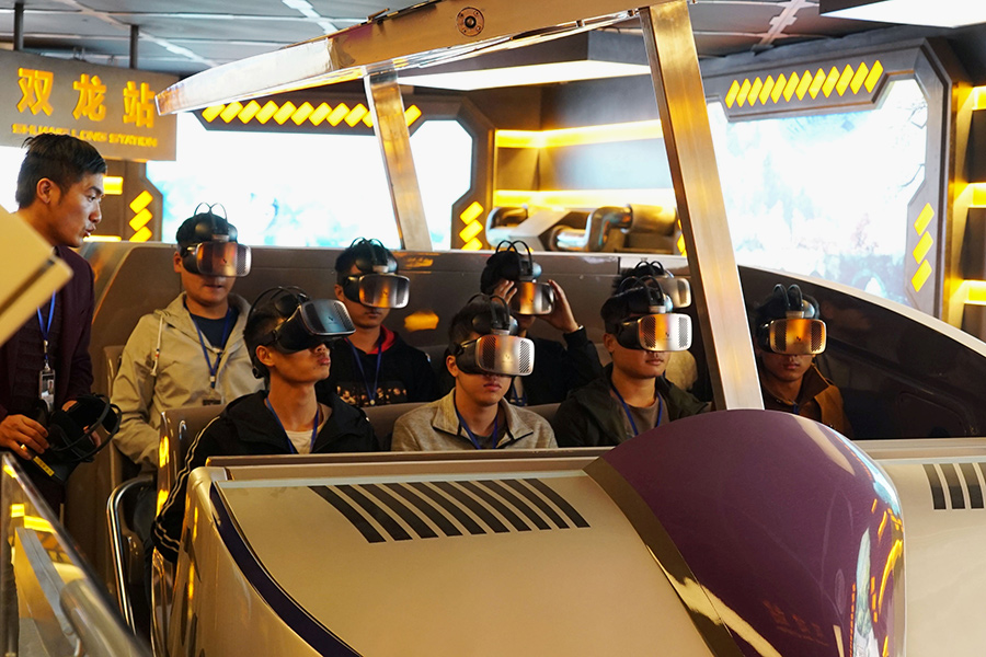Все аттракционы работают с очками и шлемами виртуальной реальности, которые посетителям раздают на входе, и симуляторами движения

