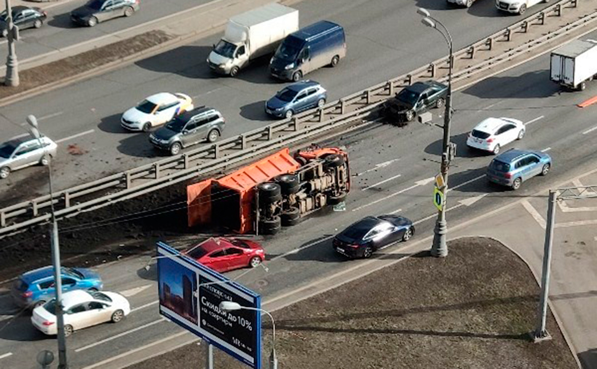 Упавший грузовик перекрыл движение на Рижской эстакаде в Москве — РБК