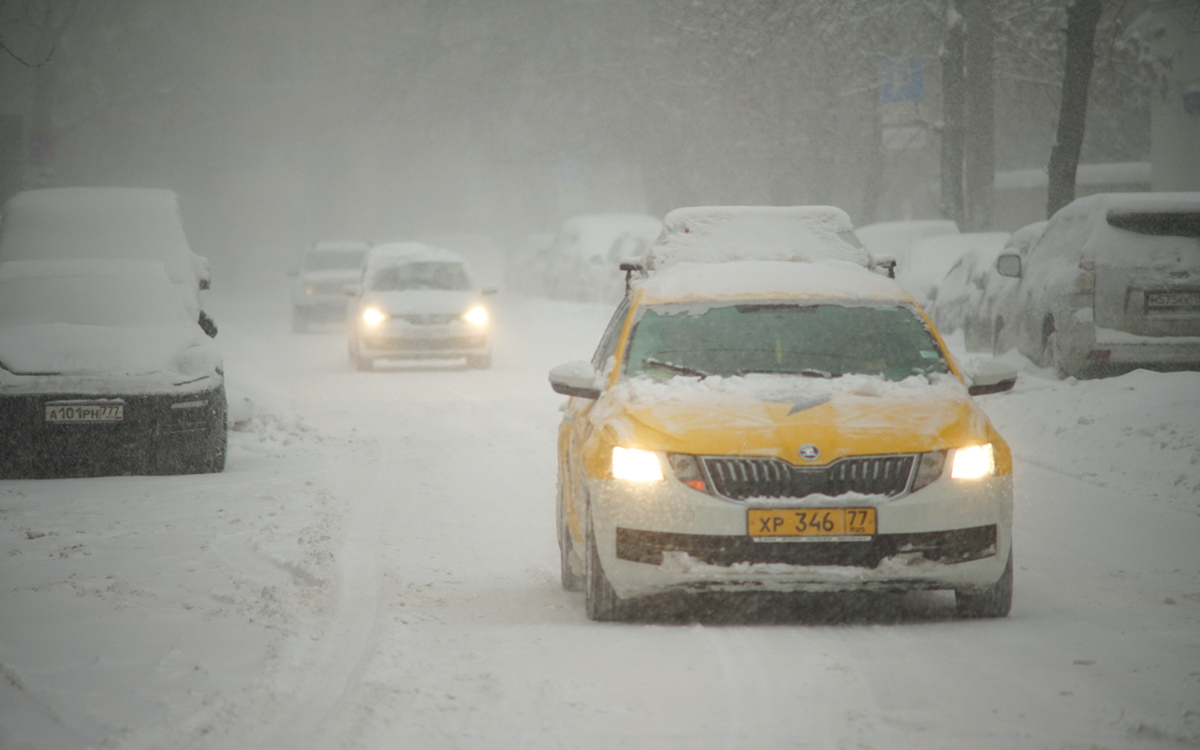 Власти призвали москвичей отказаться от поездок на машине из-за снегопада
