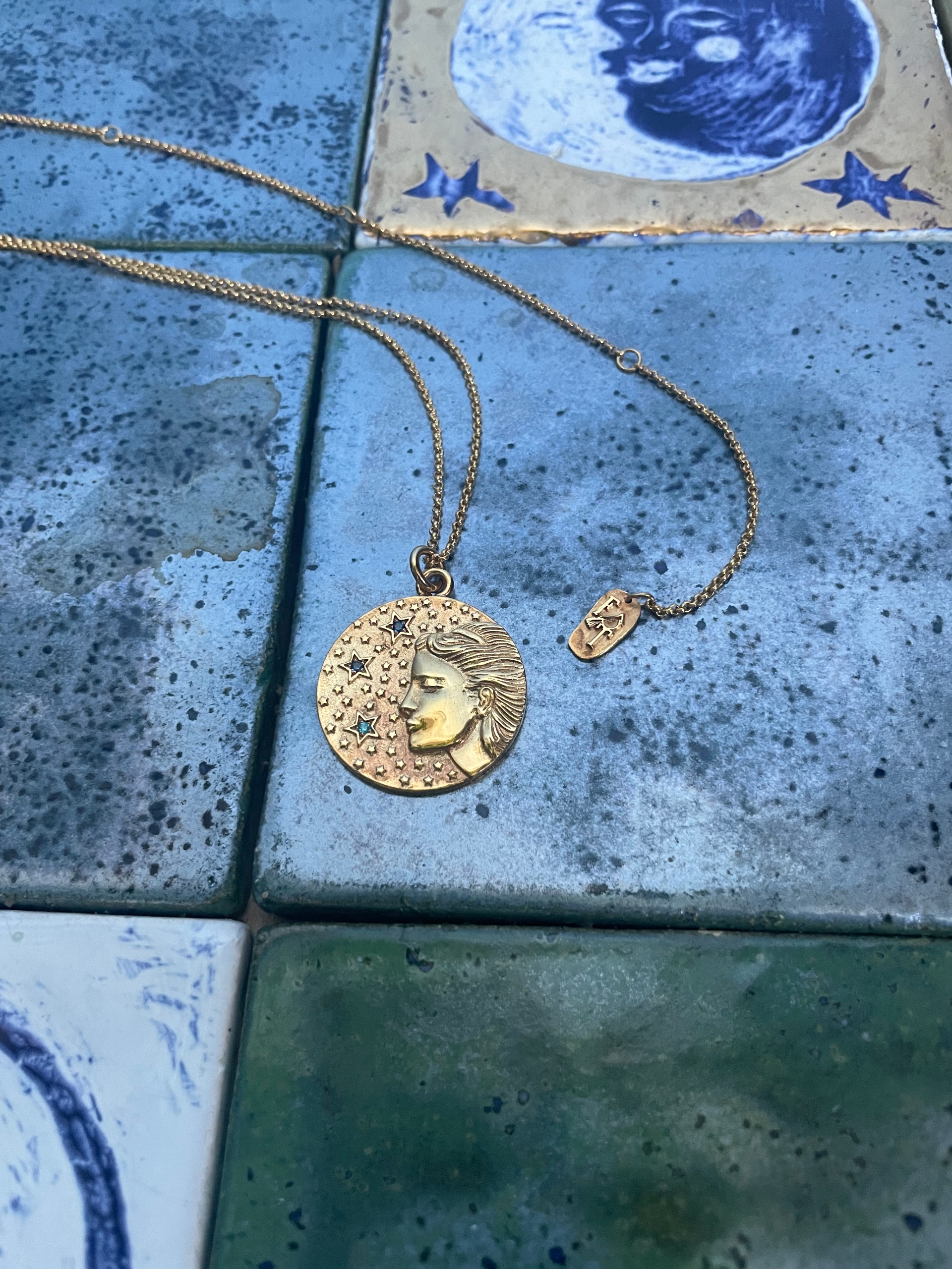 Кулон-медальон &laquo;Ночь&raquo;, позолоченное серебро, фианиты, Fairy Table, 44 000 руб.