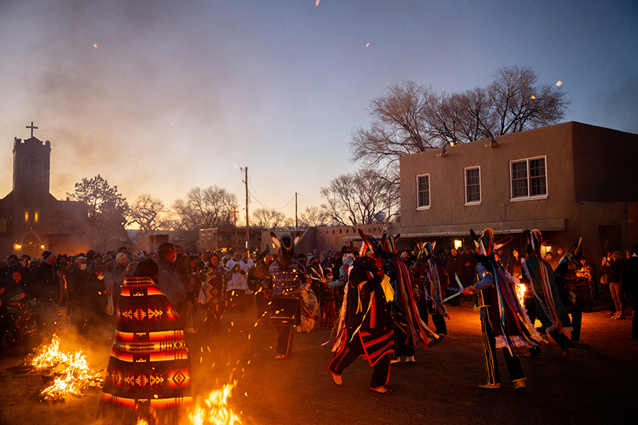 Индейцы пуэбло встречают рождественские праздники в Оке-Оуиндж, Нью-Мексико, США