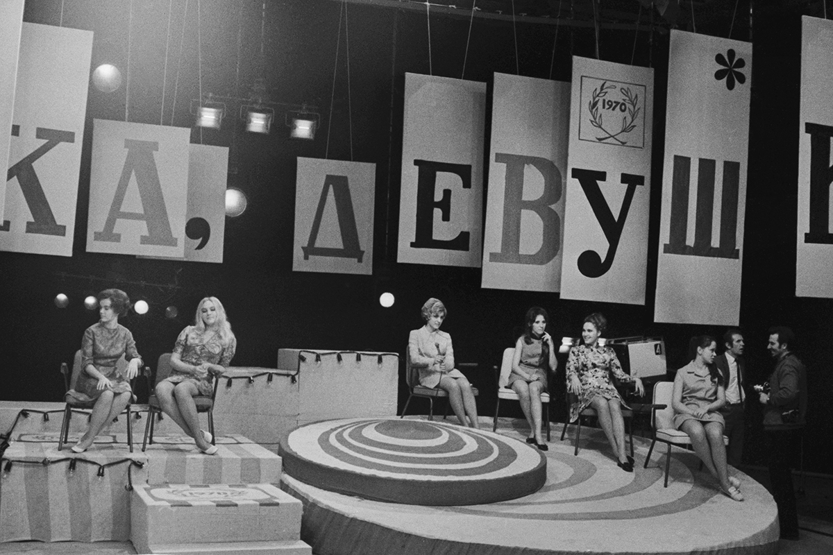 <p>Участницы телевизионного конкурса &laquo;А ну-ка, девушки!&raquo; на съемках программы в студии Центрального телевидения СССР. Декабрь 1970 года</p>