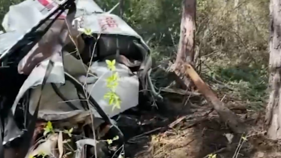 Появились кадры с места крушения вертолета в Амурской области. Видео