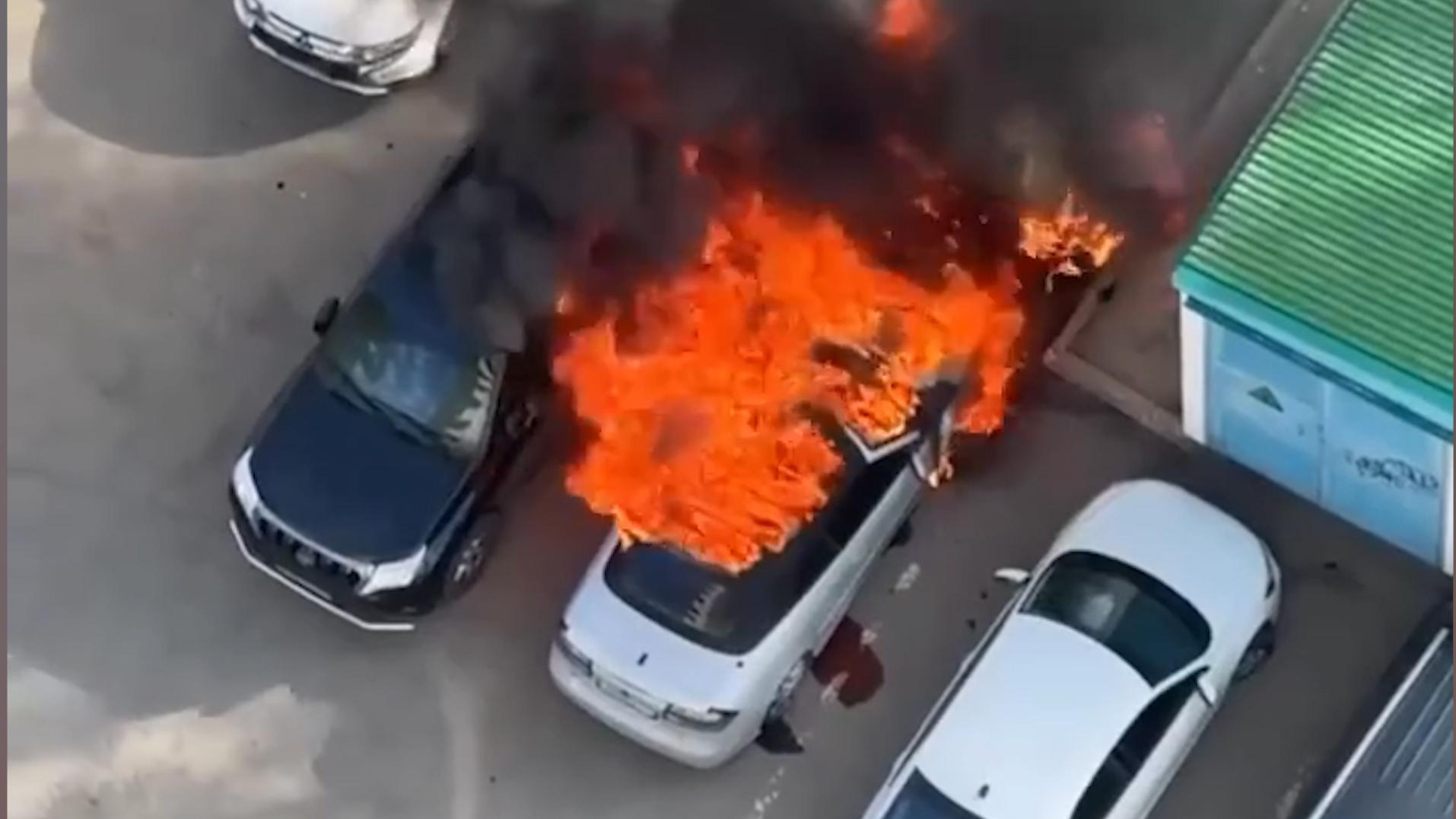 В Москве во дворе жилого дома загорелись несколько автомобилей. Видео