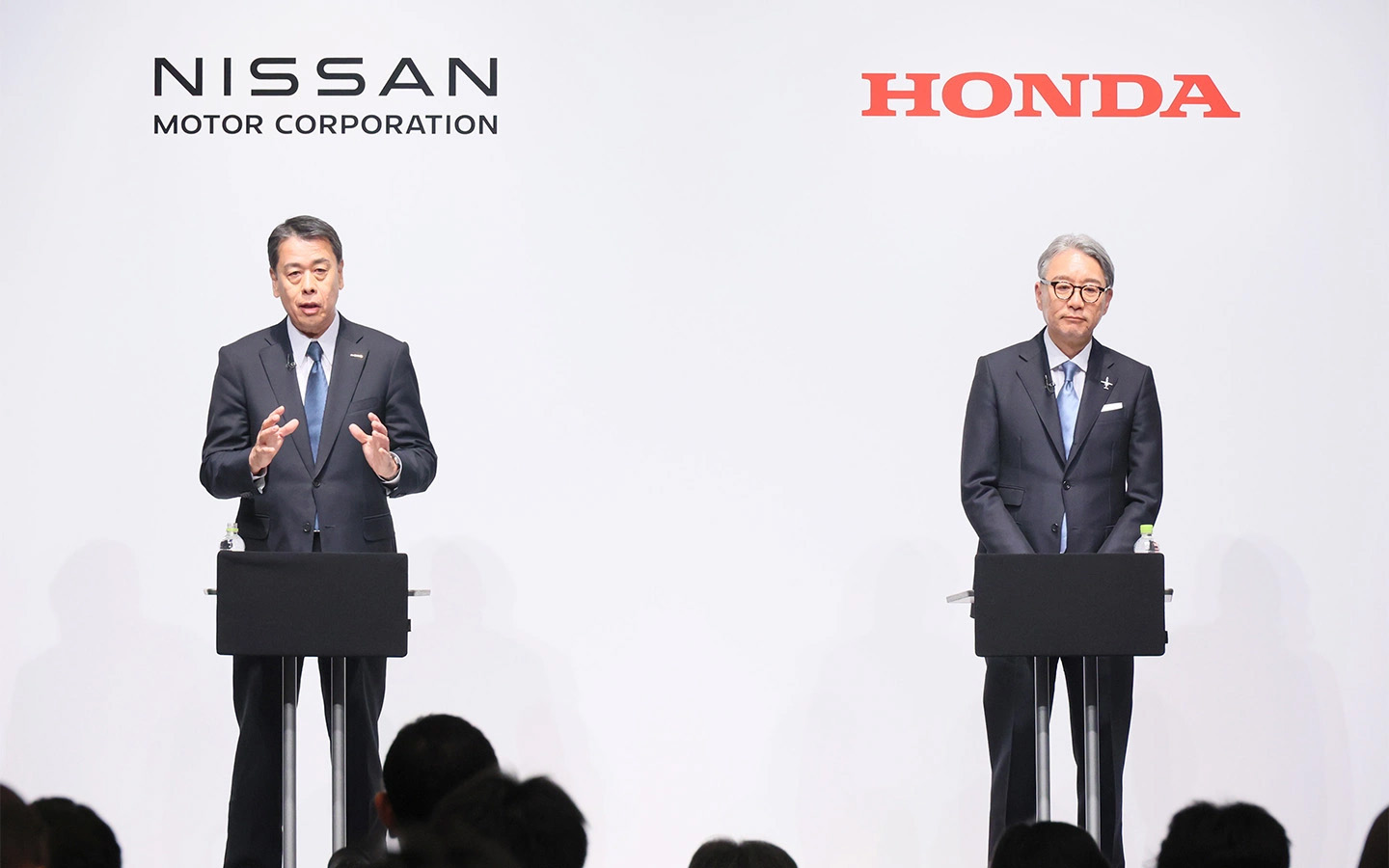 Президент&nbsp;Nissan Motor Макото Учида (слева) и президент Honda Motor Тосихиро Мибе (справа) на&nbsp; пресс-конференции в Токио, 15 марта 2024 года