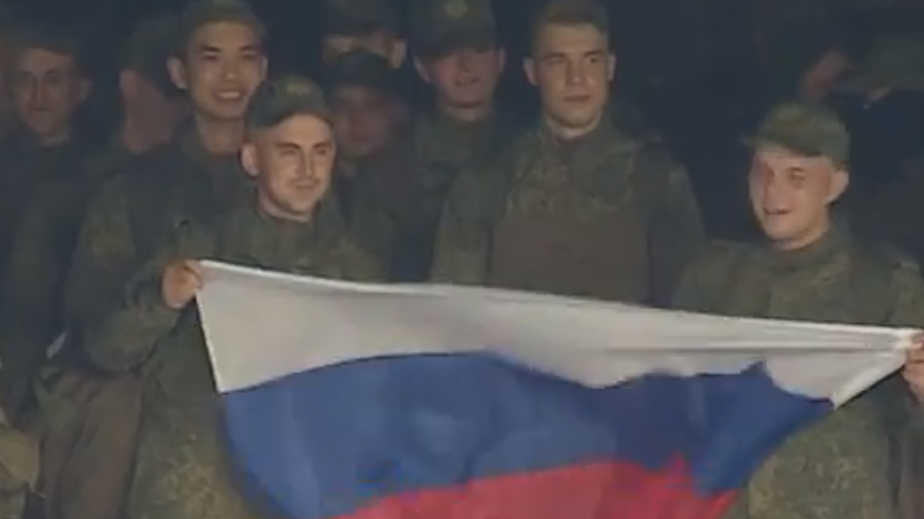 Самолет с освобожденными из плена российскими военными прилетел в Москву