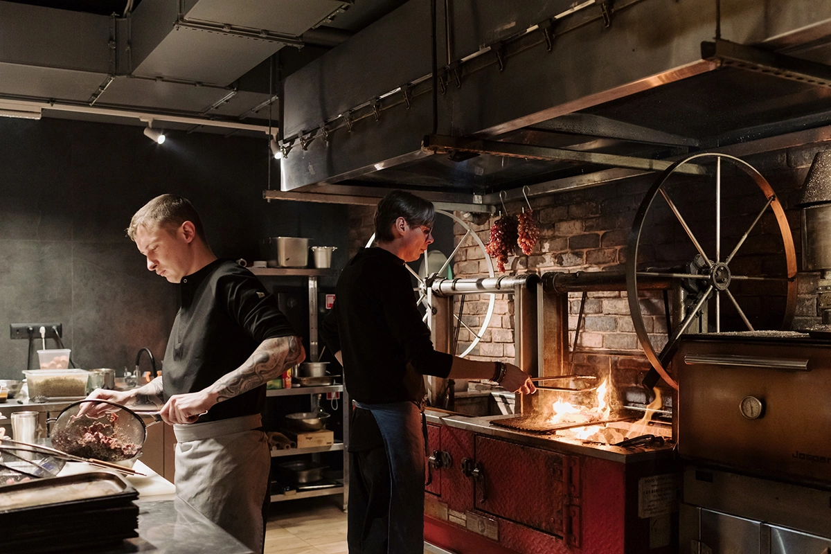 Гость видит процесс и получает стабильный вкус, а команда — понятную технологию без компромиссов к исходному продукту