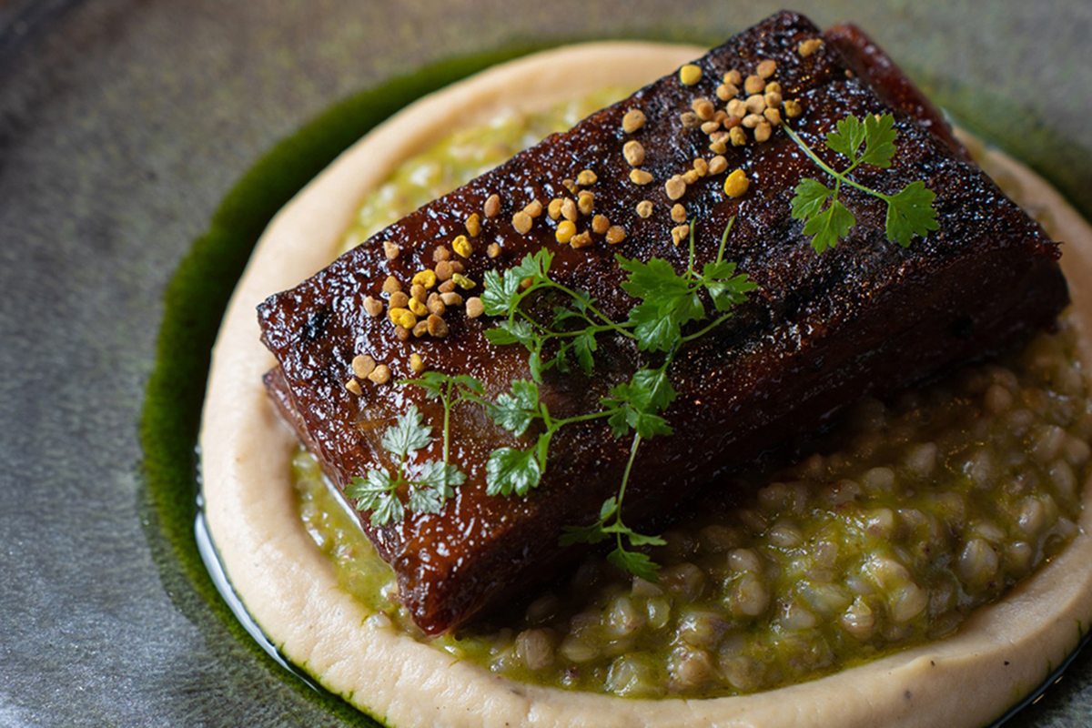 Говяжьи ребра с дымной сливой