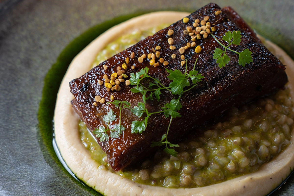 Говяжьи ребра с дымной сливой