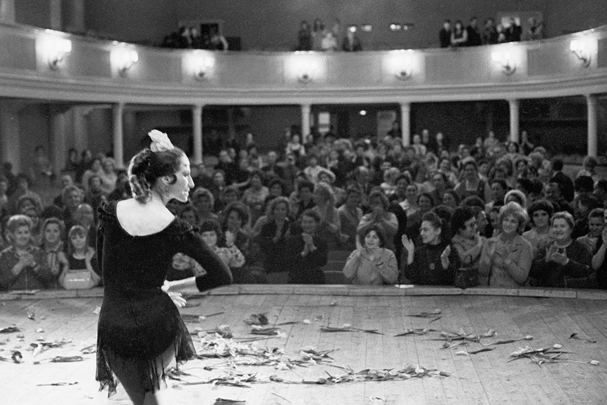 Майя Плисецкая в сцене из балета Родиона Щедрина - Жоржа Бизе «Кармен-сюита», 1973 год