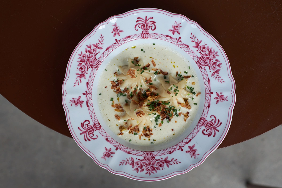 Мини-хинкали с кроликом и кремом чкмерули