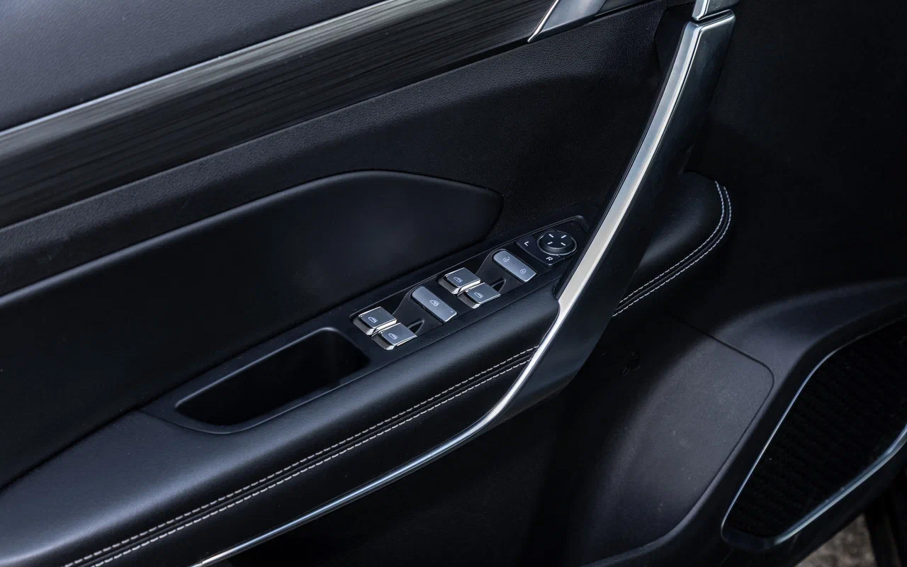 Дверные карты в Belgee X70 изобилуют жесткими элементами, но это нормально для автомобиля такого класса