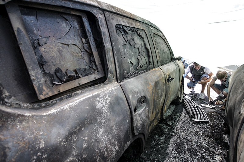 Автомобиль Специальной мониторинговой миссии (СММ) ОБСЕ, сгоревший в ночь на 9 августа 2015 года