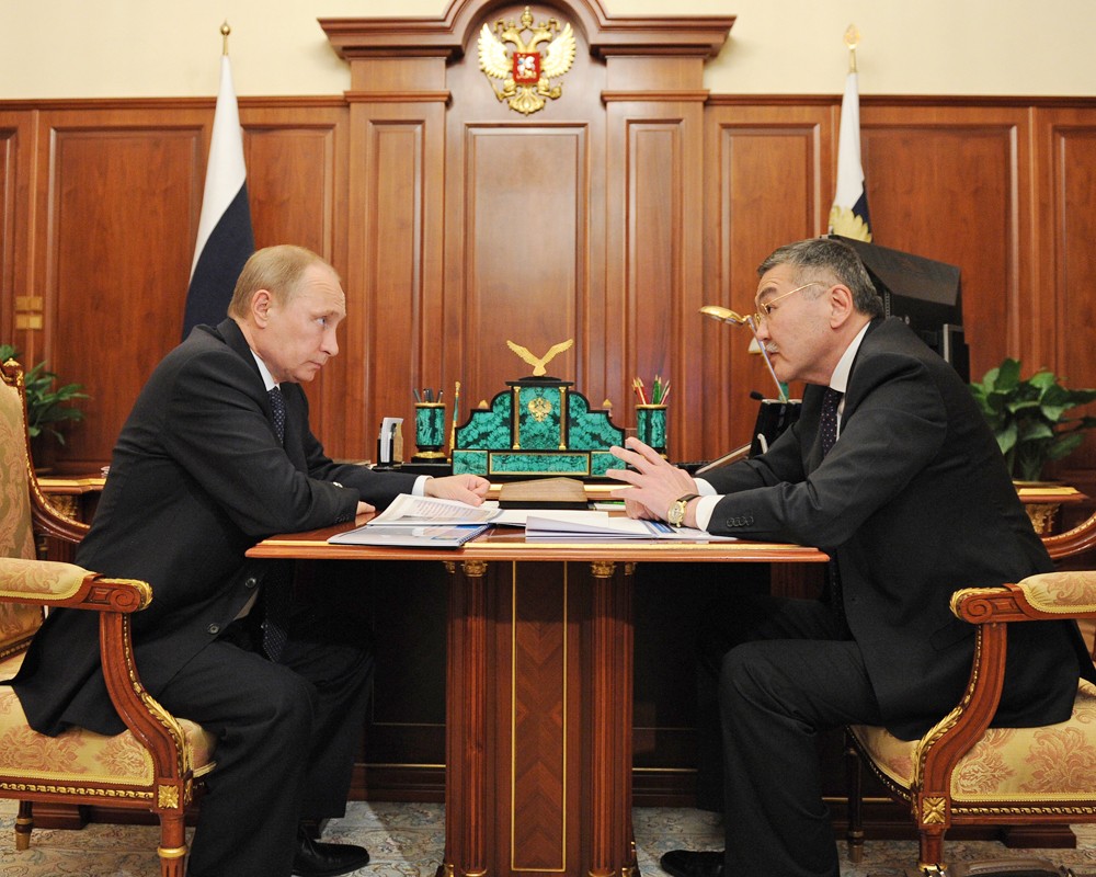 Владимир Путин и глава Калмыкии Алексей Орлов во время встречи в Кремле