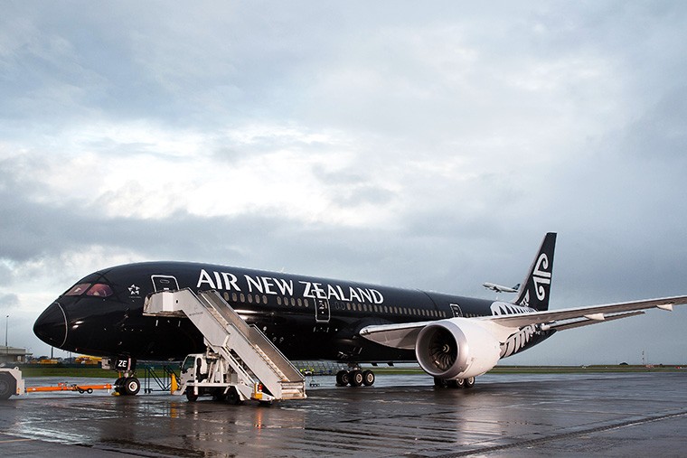 Boeing 787-900 DreamlinerДлина Boeing 787-900 Dreamliner составляет 63 м. Пока это самый "длинный" самолет линейки 787 Dreamliner. В Boeing подчеркивают экономичность этих самолетов: они потребляют топлива на 20% меньше, чем лайнеры конкурентов.  В 2013г. Boeing пришлось дорабатывать модель после нескольких случаев возгорания литий-ионных батарей.