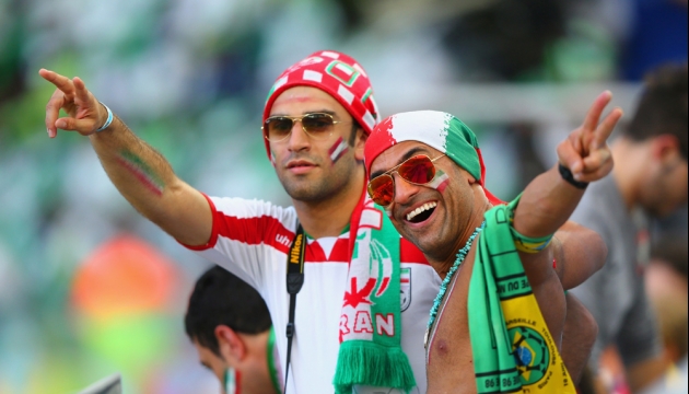 Иранские фанаты поддерживют свою команду на стадионе "Арена Байшада" во время  матча в Группе F Иран - Нигерия. 